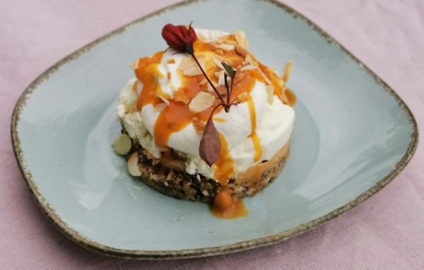 Десерт с кремом на тарелке