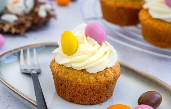 Праздничный маффин с кремом на столе