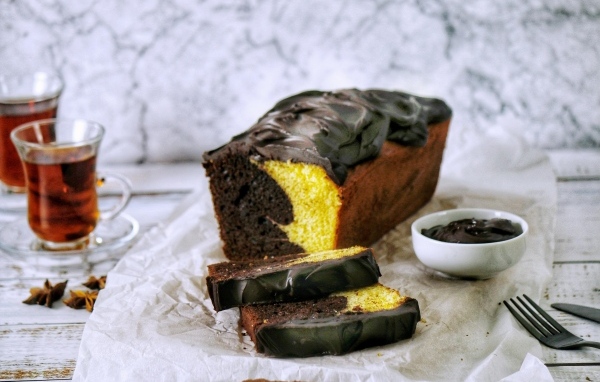 Свежий двухцветный кекс с шоколадом