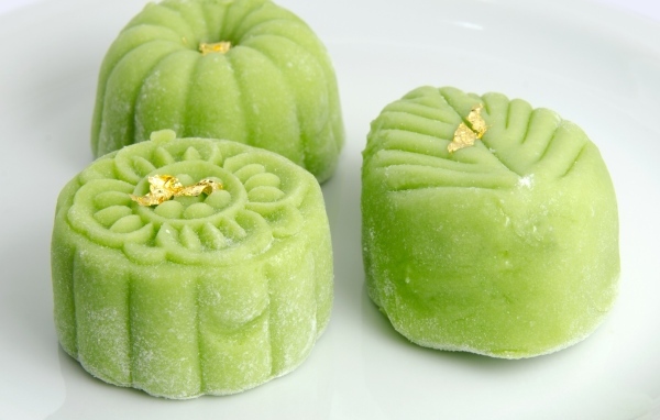 Зеленые конфеты на белой тарелке