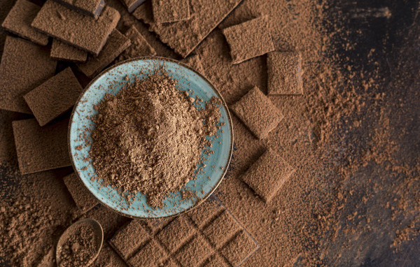 Молотый шоколад  в тарелке на столе