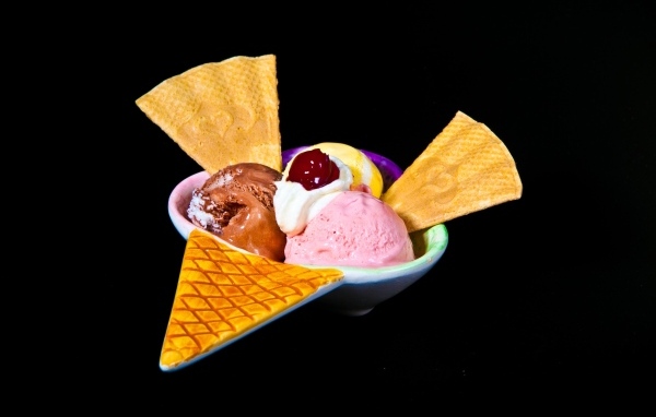Шарики мороженого на черном фоне