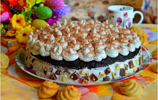 Большой торт со взбитыми сливками