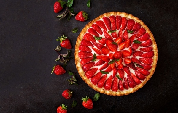 Большой пирог с кремом и ягодами клубники