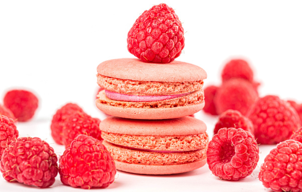 Печенье макарун с малиной на белом фоне