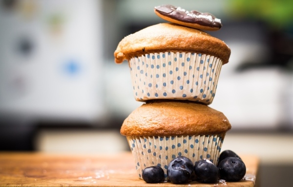 Маффины с ягодами черники на столе