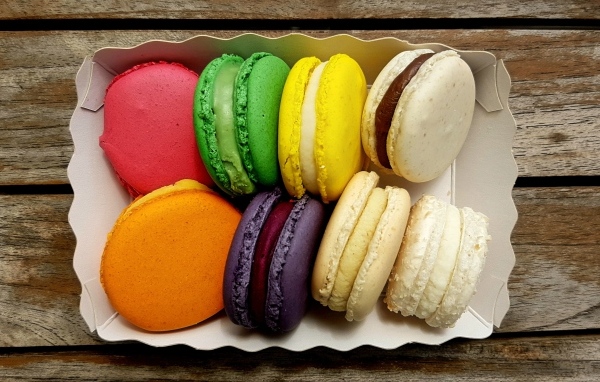 Разноцветное печенье макарун в картонной коробке