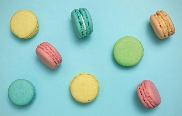 Разноцветный десерт макарон на голубом фоне