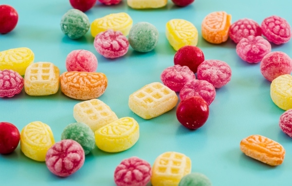 Разноцветные сладкие конфеты на голубом фоне