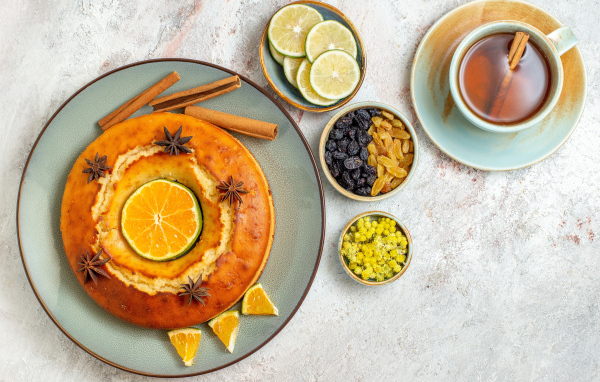 Пирог с лимонным кремом на столе