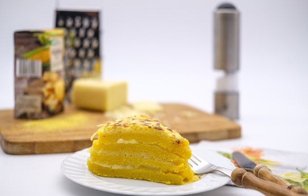 Кусок торта на столе со столовыми приборами