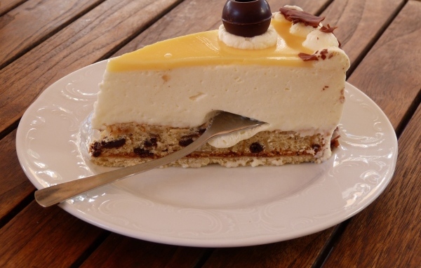 Кусок чизкейка на тарелке