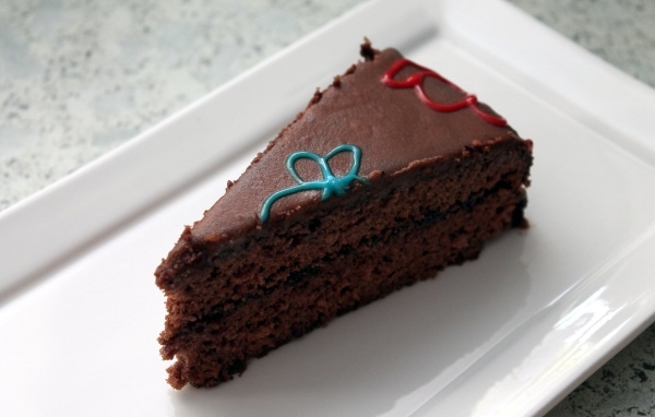 Кусок шоколадного торта на белой тарелке 