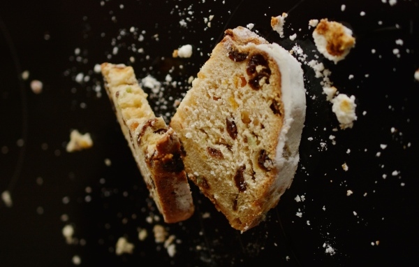 Кусочки кекса в воздухе на черном фоне