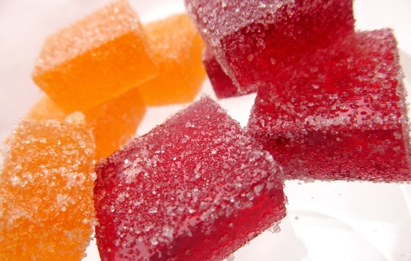 Куски сладкого ягодного мармелада на белом фоне