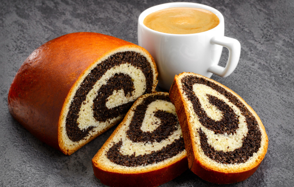 Рулет с маком на столе  с кофе