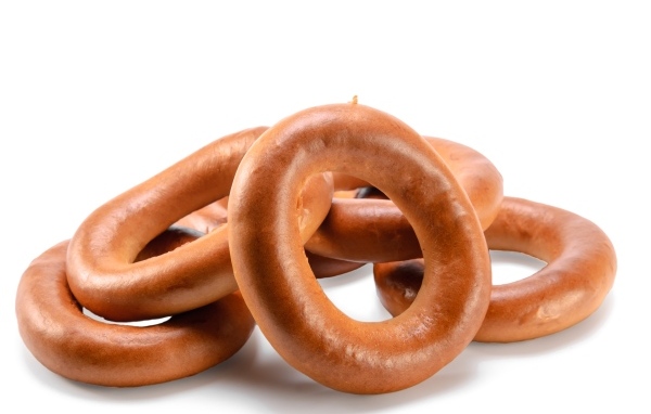 Круглые бублики на белом фоне