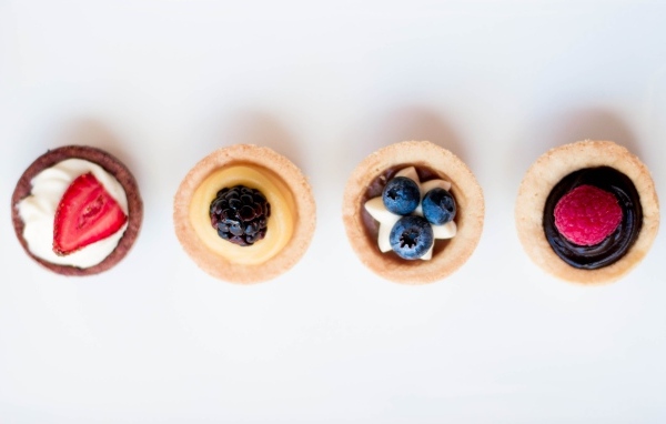 Песочное печенье с кремом на белом фоне