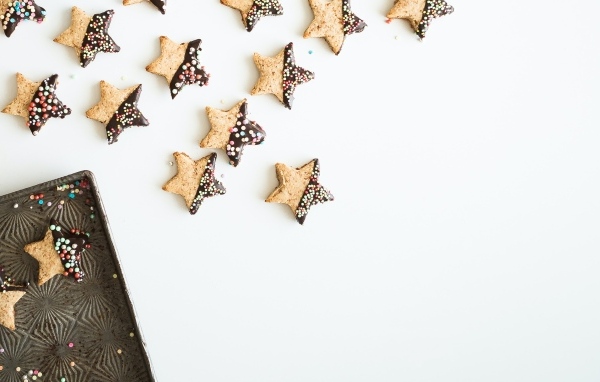 Печенье звездочки на белом фоне