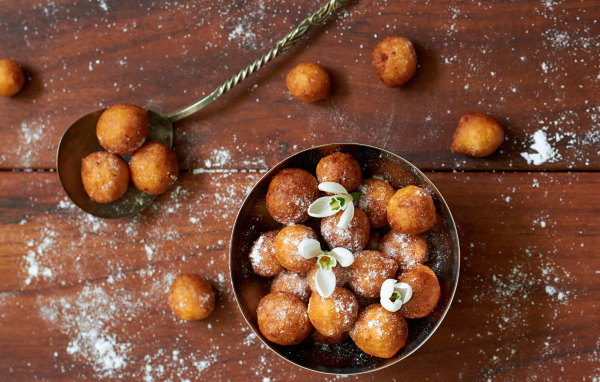 Сладкие сырные шарики с сахарной пудрой