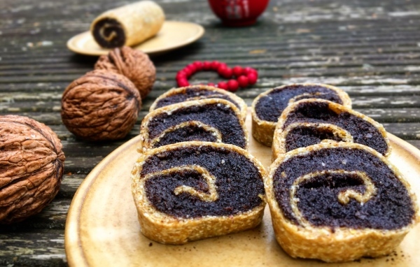 Сладкое печенье с маком и грецкими орехами