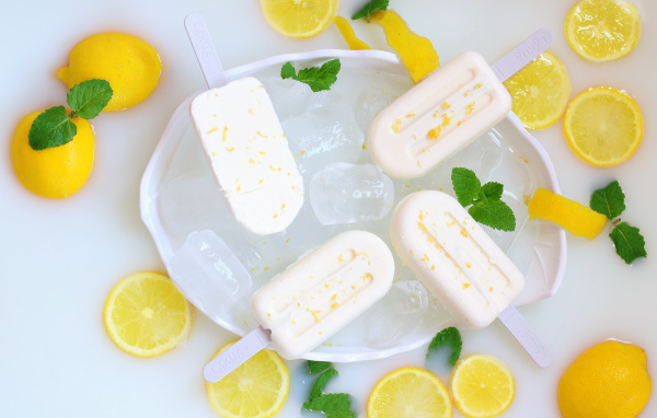 Сладкое сливочное мороженое с лимонами