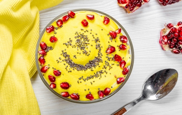 Сладкий десерт с зернами граната