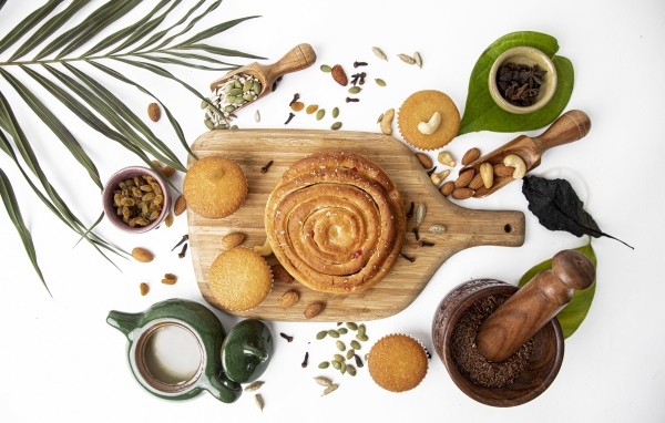 Сладкая выпечка на столе с орехами и специями