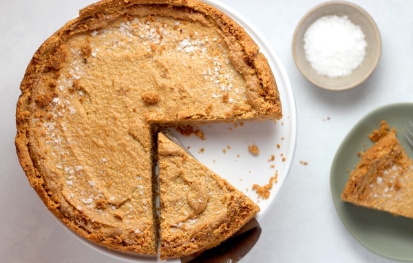 Сладкий пирог на столе