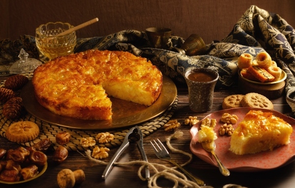 Сладкий пирог на столе с финиками и орехами