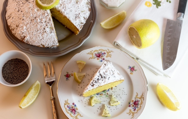 Сладкий пирог на столе с лимоном