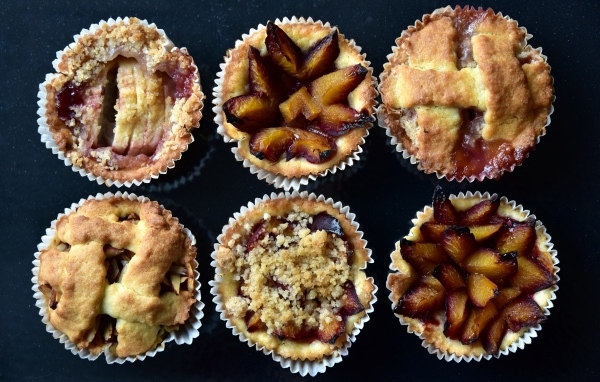 Тарталетки с фруктами на столе