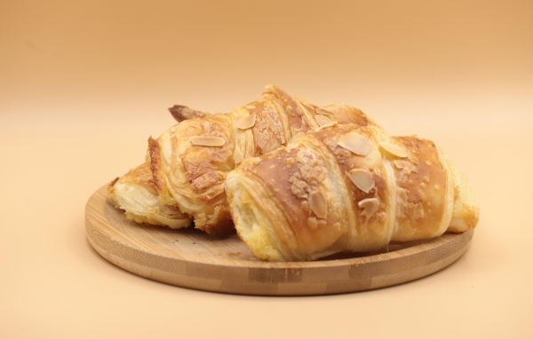 Два хрустящих круассана на доске