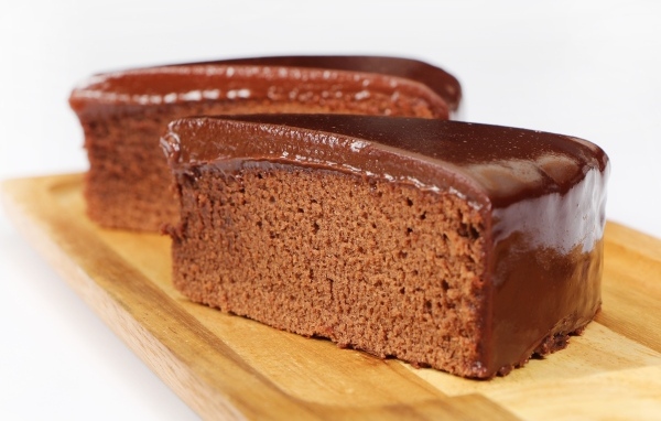 Два куска пирога с шоколадом на деревянной доске