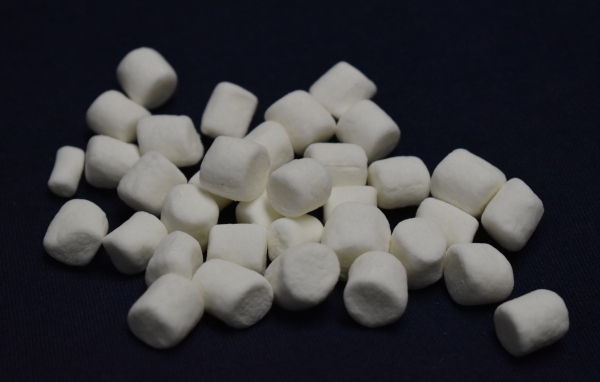 Белое маршмеллоу на черном фоне