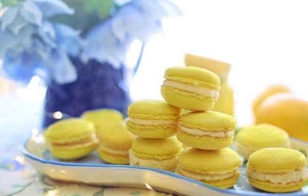 Желтый десерт макарун с кремом