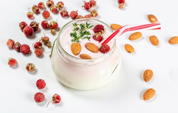 Йогурт с миндальными орехами и ягодами земляники