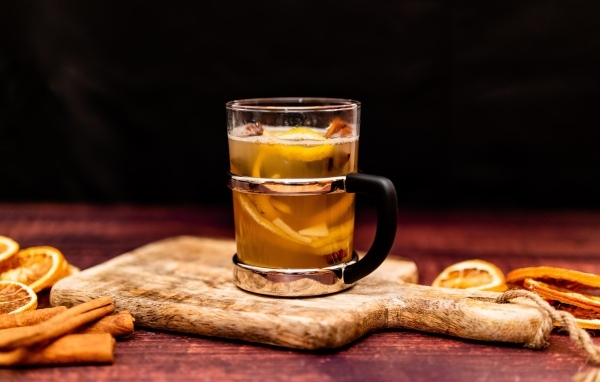 Стакан горячего апельсинового глинтвейна