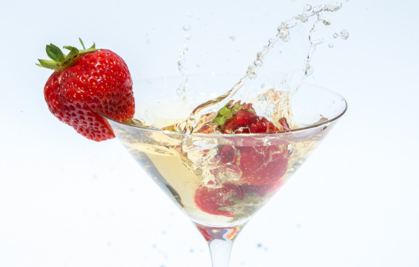 Коктейль с ягодой клубники на белом фоне