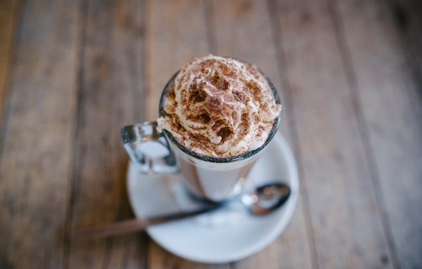 Чашка кофе со взбитыми сливками