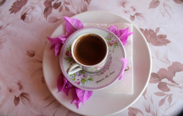 Чашка чая на тарелке на столе