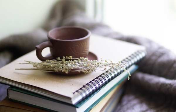 Чашка чая на столе с книгами