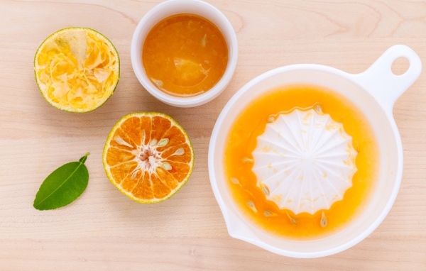 Свежий апельсиновый сок на деревянном столе