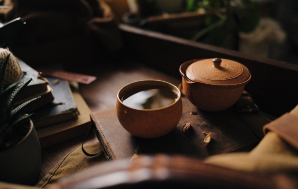 Зеленый чай в пиале на столе