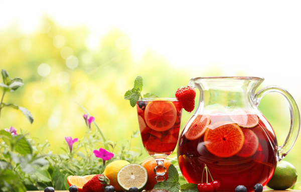 Лимонад в графине с ягодами