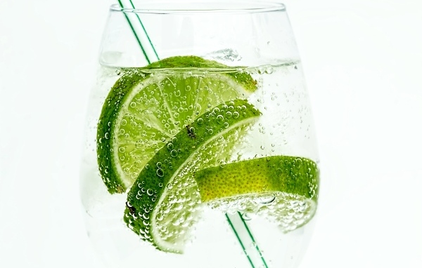 Лайм в стакане с мохито на белом фоне