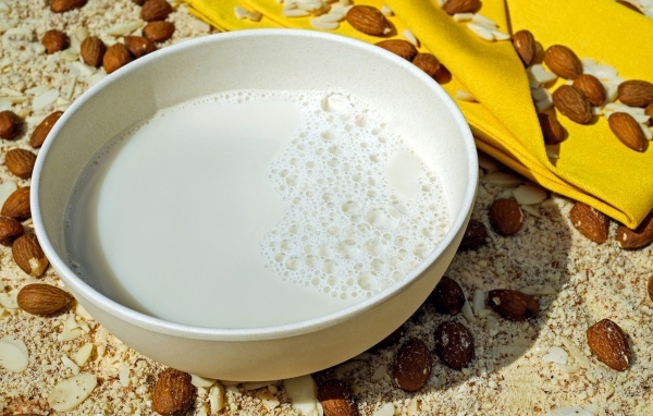 Молоко с миндальными орехами