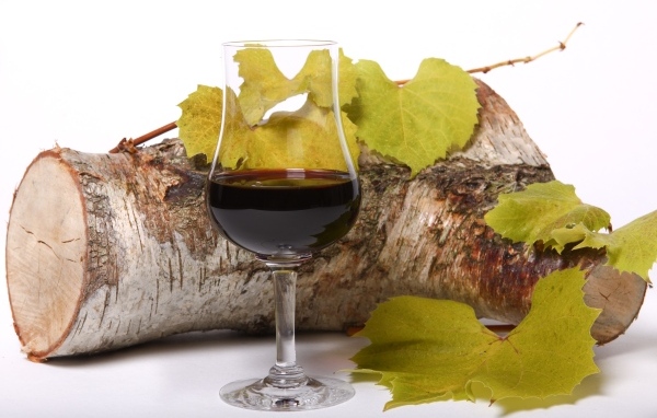 Бокал красного вида с бревном на белом фоне