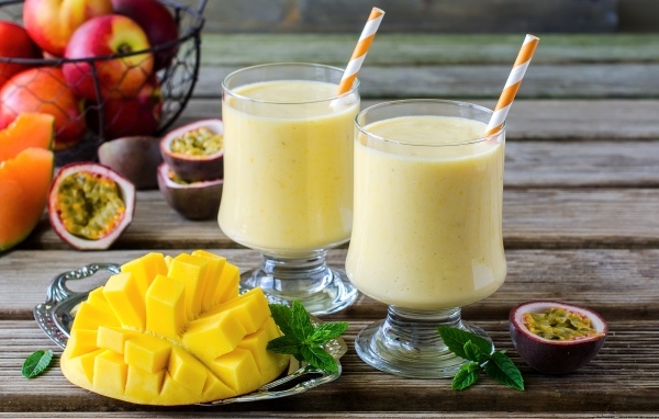 Два коктейля на столе с фруктами