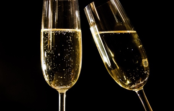 Два бокала шампанского на черном фоне